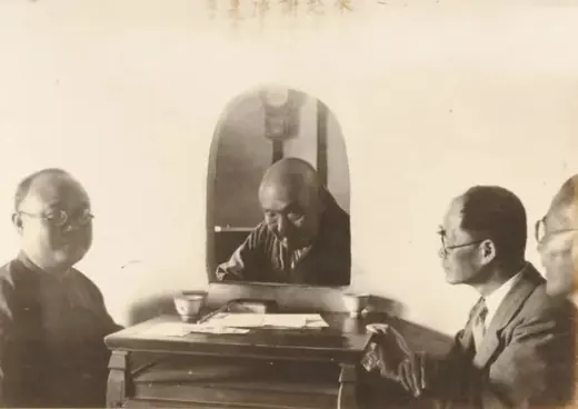 印光大师闭关期间于关房窗口与来访居士交谈